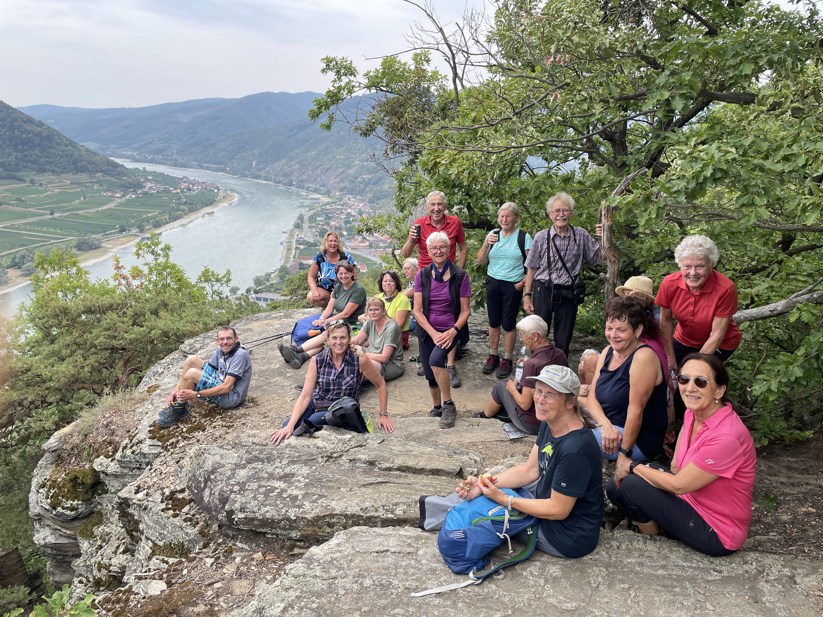 Mitglieder der Wanderergruppe 1 genießen den Blick auf die Donau